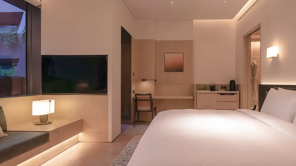 1 King Bed Premier with Balcony